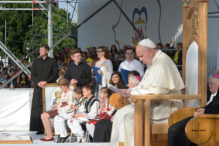15-Apostolic Journey to Romania: Marian meeting with young people and families 