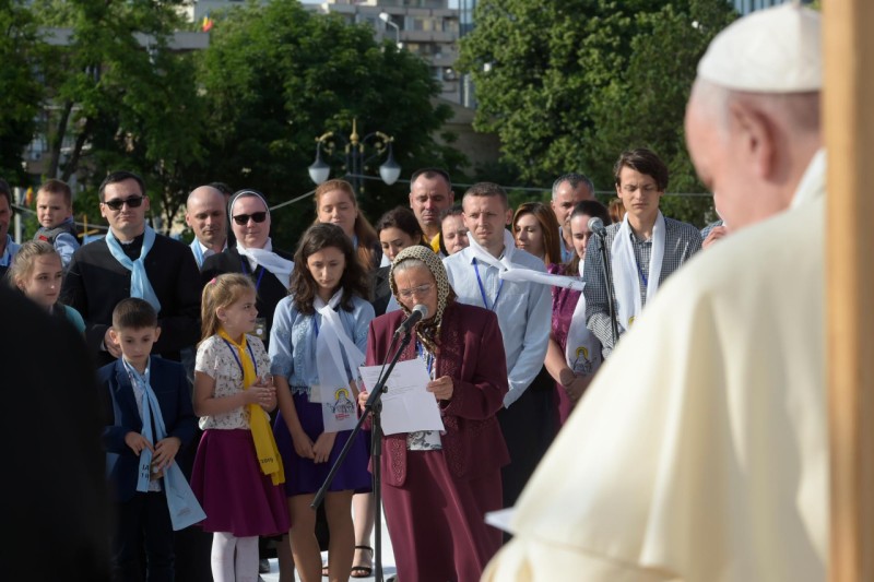 El Papa escucha el testimonio de una familia en Iasi