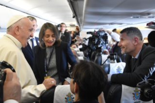 0-Viaje apostólico a Rumanía: Saludo del Santo Padre a los periodistas durante el vuelo a Bucarest