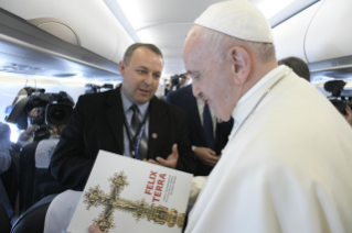 4-Voyage apostolique en Roumanie : Rencontre du Saint-Père avec les journalistes dans l'avion pour Bucarest
