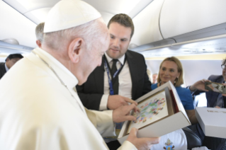 3-Voyage apostolique en Roumanie : Rencontre du Saint-Père avec les journalistes dans l'avion pour Bucarest