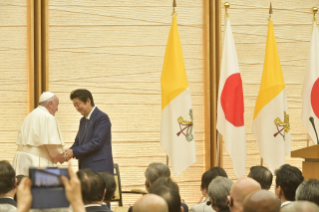 8-Apostolic Journey to Japan: Meeting with Authorities and the Diplomatic Corps at Kantei