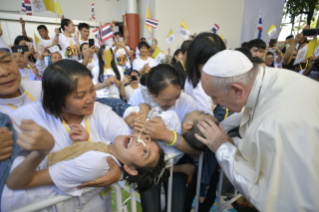 3-Apostolische Reise nach Thailand: Begegnung mit dem Ärzteteam des "St. Louis Hospitals"