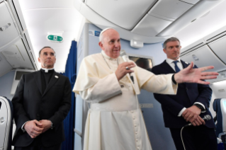 3-Viaje apostólico a Japón: Conferencia de prensa del Santo Padre durante el vuelo de regreso a Roma