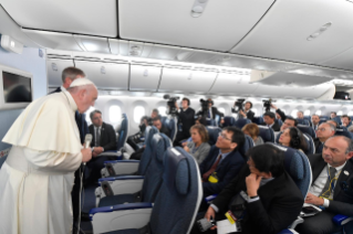 9-Voyage apostolique au Japon : Conférence de presse du Saint-Père au cours du vol de retour