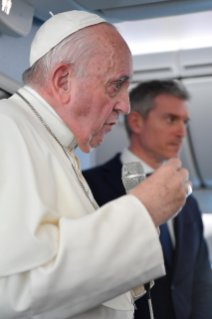 5-Viaje apostólico a Japón: Conferencia de prensa del Santo Padre durante el vuelo de regreso a Roma