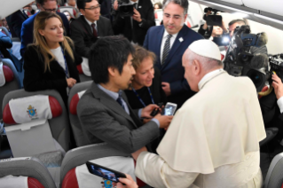 2-Viaje apostólico a Tailandia y Japón: Saludo del Santo Padre a los periodistas durante el vuelo a Bangkok