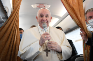8-Viaggio Apostolico a Budapest: Incontro del Santo Padre con i giornalisti durante il volo diretto a Budapest 