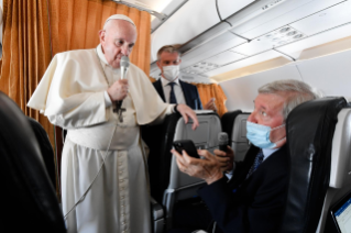 1-Viaje apostólico a Eslovaquia: Conferencia de prensa del Santo Padre durante el vuelo de regreso