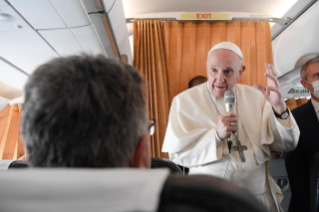 2-Viaje apostólico a Eslovaquia: Conferencia de prensa del Santo Padre durante el vuelo de regreso