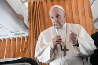 4-Viaje apostólico a Eslovaquia: Conferencia de prensa del Santo Padre durante el vuelo de regreso