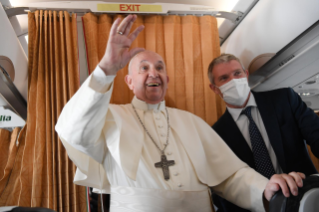 8-Viaje apostólico a Eslovaquia: Conferencia de prensa del Santo Padre durante el vuelo de regreso