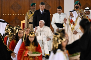 11-Viaje apostólico a Baréin: Encuentro con las autoridades, la sociedad civil y el Cuerpo Diplomático