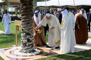 7-Voyage apostolique au Royaume de Bahreïn : Clôture du « Bahrain Forum for Dialogue: East and West for Human Coexistence »