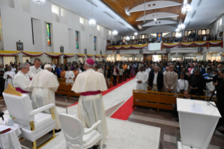 1-Viaje apostólico a Baréin: Encuentro de oración con los obispos, sacerdotes, consagrados, seminaristas y agentes pastorales
