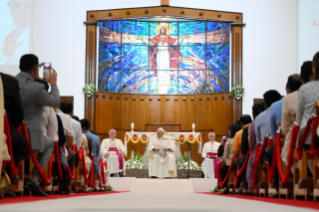 11-Viaje apostólico a Baréin: Encuentro de oración con los obispos, sacerdotes, consagrados, seminaristas y agentes pastorales