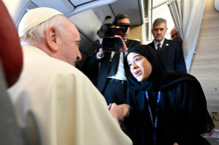 0-Viaje apostólico a Baréin: Saludo del Santo Padre a los periodistas durante el vuelo de ida