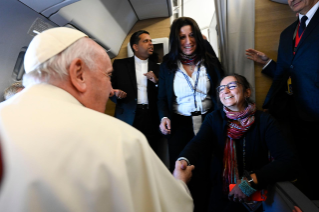 3-Viaje apostólico a Baréin: Saludo del Santo Padre a los periodistas durante el vuelo de ida
