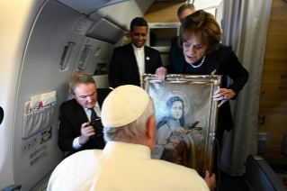 2-Viaje apostólico a Baréin: Saludo del Santo Padre a los periodistas durante el vuelo de ida