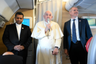 5-Viaje apostólico a Baréin: Saludo del Santo Padre a los periodistas durante el vuelo de ida