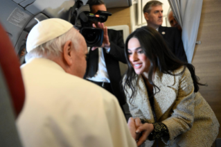 6-Viaje apostólico a Baréin: Saludo del Santo Padre a los periodistas durante el vuelo de ida