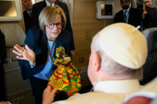 4-Viaje apostólico a Baréin: Saludo del Santo Padre a los periodistas durante el vuelo de ida