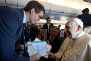 1-Viaje apostólico a Baréin: Saludo del Santo Padre a los periodistas durante el vuelo de ida