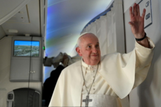 1-Viaje apostólico a Baréin: Conferencia de prensa del Santo Padre durante el vuelo de regreso