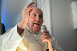 0-Viaje apostólico a Baréin: Conferencia de prensa del Santo Padre durante el vuelo de regreso