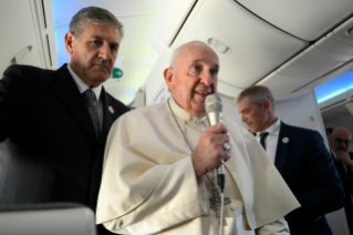 3-Viaggio Apostolico nel Regno del Bahrein: Conferenza Stampa del Santo Padre durante il volo di ritorno 