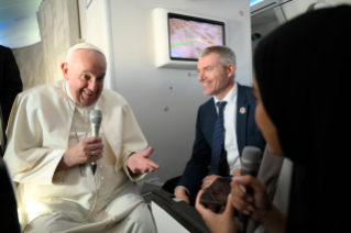 2-Viaje apostólico a Baréin: Conferencia de prensa del Santo Padre durante el vuelo de regreso