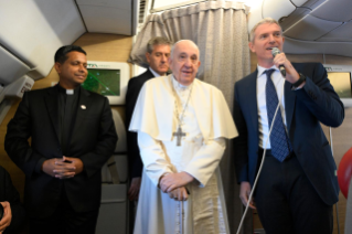 0-Viaggio Apostolico in Canada: Incontro del Santo Padre con i giornalisti durante il volo diretto in Canada