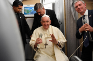 0-Viagem Apostólica ao Canadá: Entrevista coletiva do Santo Padre durante o voo de regresso a Roma