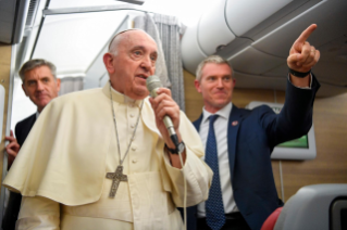 4-Viaggio Apostolico in Canada: Conferenza Stampa del Santo Padre durante il volo di ritorno