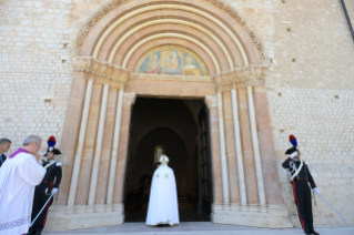 11-Pastoralbesuch in L'Aquila: Angelus und  Ritus der Öffnung der Heiligen Pforte