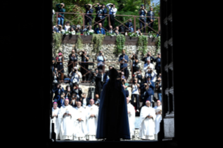 12-Visita Pastoral à L'Aquila: Angelus e Rito de abertura da Porta Santa