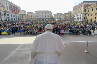 7-Visite pastorale à L’Aquila : Le Saint-Père adresse un salut aux familles des victimes, aux autorités et aux citoyens présents sur la Piazza