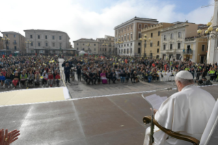 10-Visite pastorale à L’Aquila : Le Saint-Père adresse un salut aux familles des victimes, aux autorités et aux citoyens présents sur la Piazza