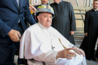 12-Visite pastorale à L’Aquila : Le Saint-Père adresse un salut aux familles des victimes, aux autorités et aux citoyens présents sur la Piazza