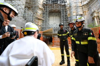 16-Visite pastorale à L’Aquila : Le Saint-Père adresse un salut aux familles des victimes, aux autorités et aux citoyens présents sur la Piazza