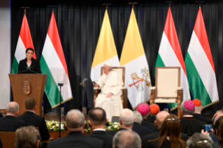 0-Apostolische Reise nach Ungarn: Begegnung mit Vertretern der Regierung und der Zivilgesellschaft sowie mit dem Diplomatischen Korps 