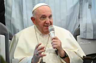 0-Apostolische Reise nach Ungarn: Pressekonferenz mit dem Heiligen Vater auf dem Rückflug nach Rom 