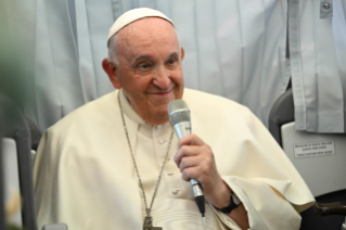 3-Apostolische Reise nach Ungarn: Pressekonferenz mit dem Heiligen Vater auf dem Rückflug nach Rom 