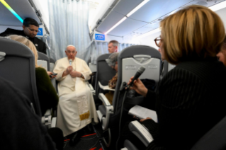 2-Viaje apostólico a Hungría: Conferencia de prensa del Santo Padre durante el vuelo de regreso