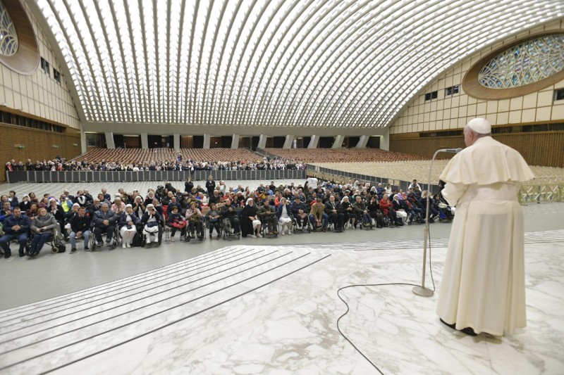 El Papa visitó a los enfermos antes de salir a la Audiencia en la plaza
