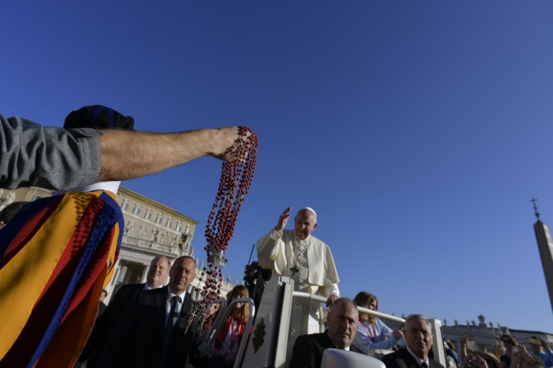 Papa bendice rosarios