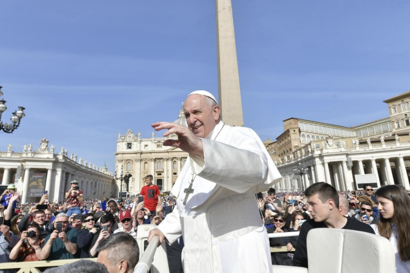 El Papa saluda a los fieles