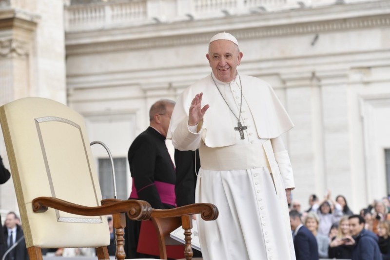El Papa saluda a los fieles en San Pedro
