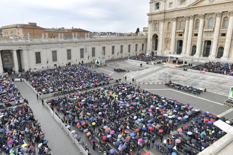 Audiencia con lluvia en Roma