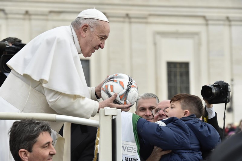 Le regalan un balón al Papa